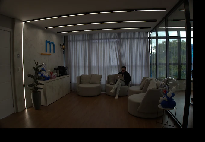 Recepção da Monetali com a marca na parede